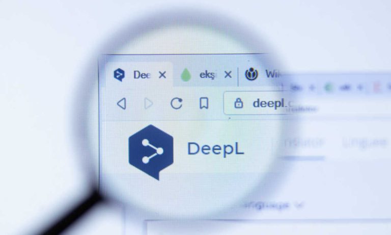 Screenshot i DeepL Translator duke përkthyer një tekst.